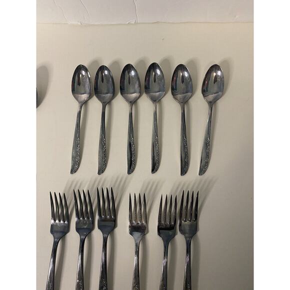 24 Pieces Oneida Rogers Brittany Rose Flatware Silverplated Silverware Set - Picture 3 of 6